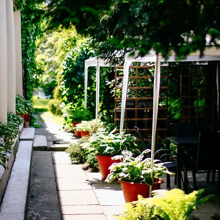 Miodosytnia Aparthotel 3*